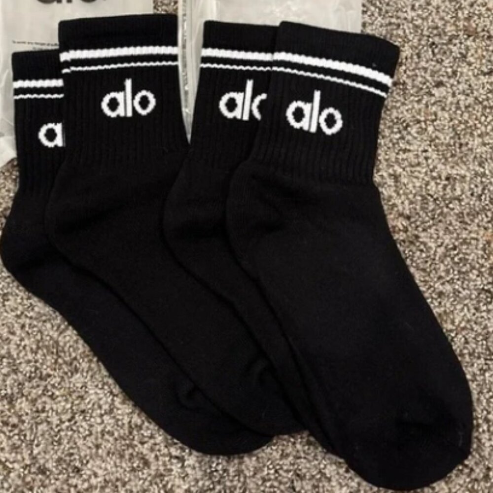 Alo Yoga Unisex Half Throwback Socks.